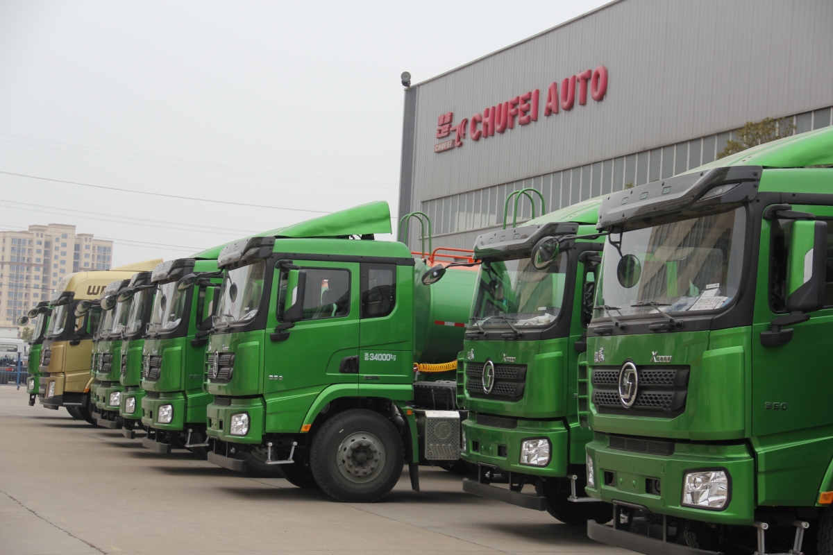 新年新氣象，2018年首批批量訂單30臺(tái)新型泥漿半掛運(yùn)輸車(chē)